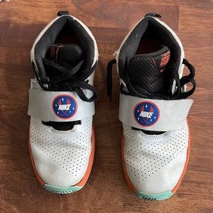 Nike Team Hustle sneakers